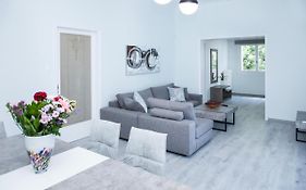 Sunny And Minimal Apt In Glyfada With 3 Bdrm