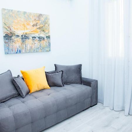Sunny And Minimal Apt In Glyfada With 3 Bdrm Athens Exterior photo