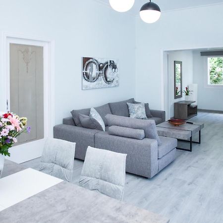 Sunny And Minimal Apt In Glyfada With 3 Bdrm Athens Exterior photo