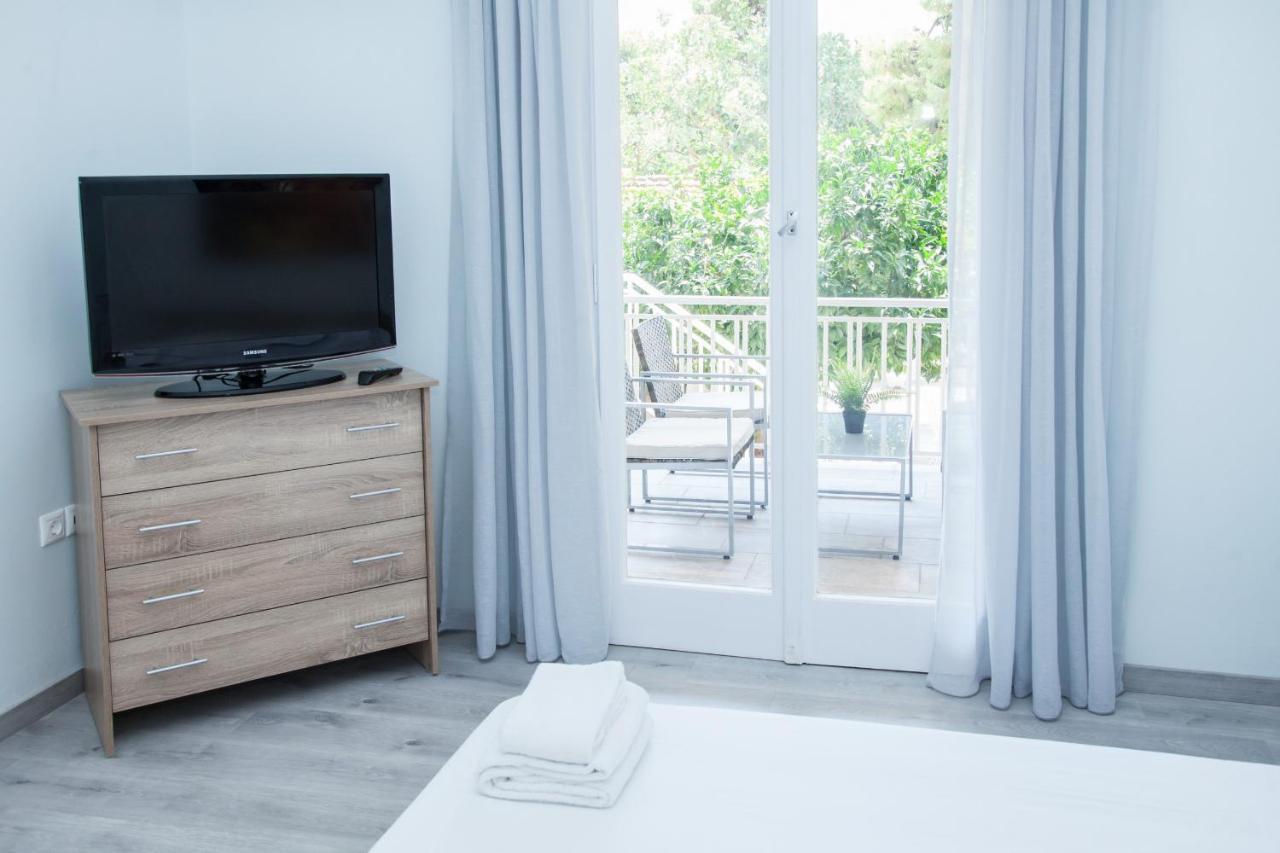 Sunny And Minimal Apt In Glyfada With 3 Bdrm Athens Exterior photo